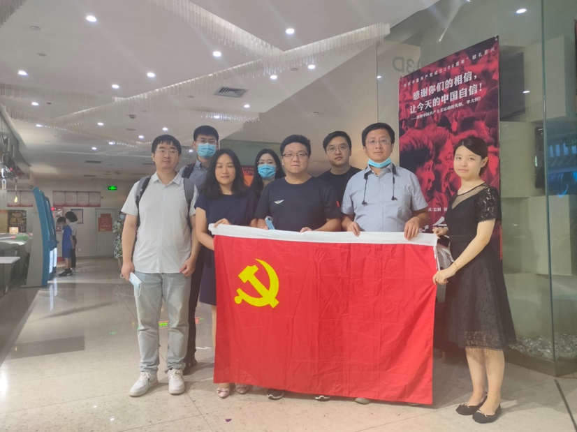 一群人站在室内中度可信度描述已自动生成