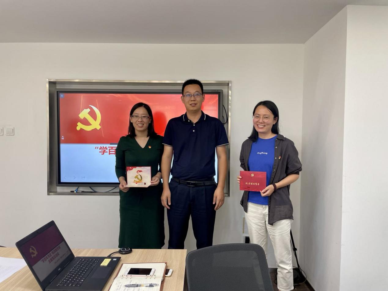 一群男人和女人站在电视前中度可信度描述已自动生成