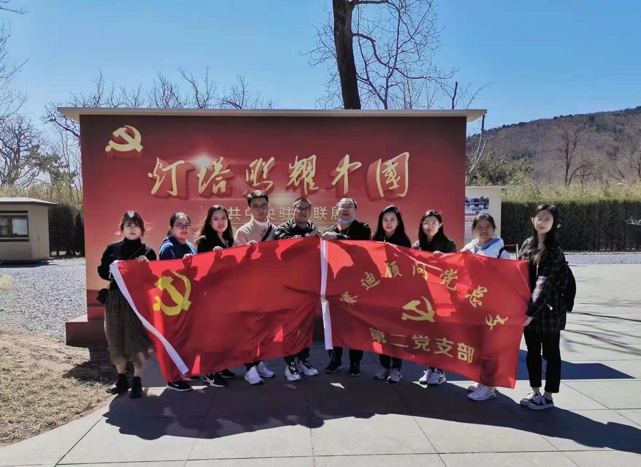 一群人站在涂鸦墙前中度可信度描述已自动生成 一群人站在涂鸦墙前中度可信度描述已自动生成