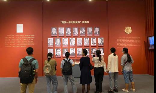 一群人站在房间里描述已自动生成 一群人站在房间里描述已自动生成