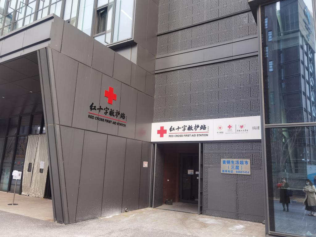 街道边商店的门口描述已自动生成