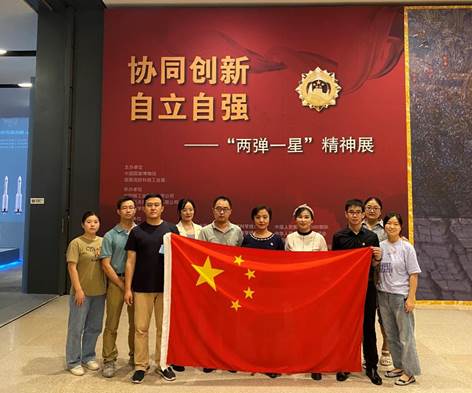 一群人站在台上中度可信度描述已自动生成 一群人站在台上中度可信度描述已自动生成